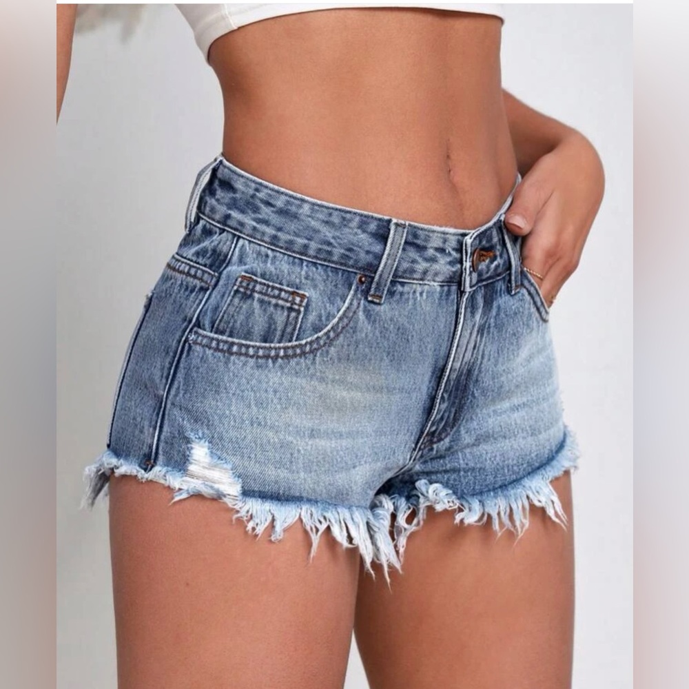 Short jean shorts with shredded end